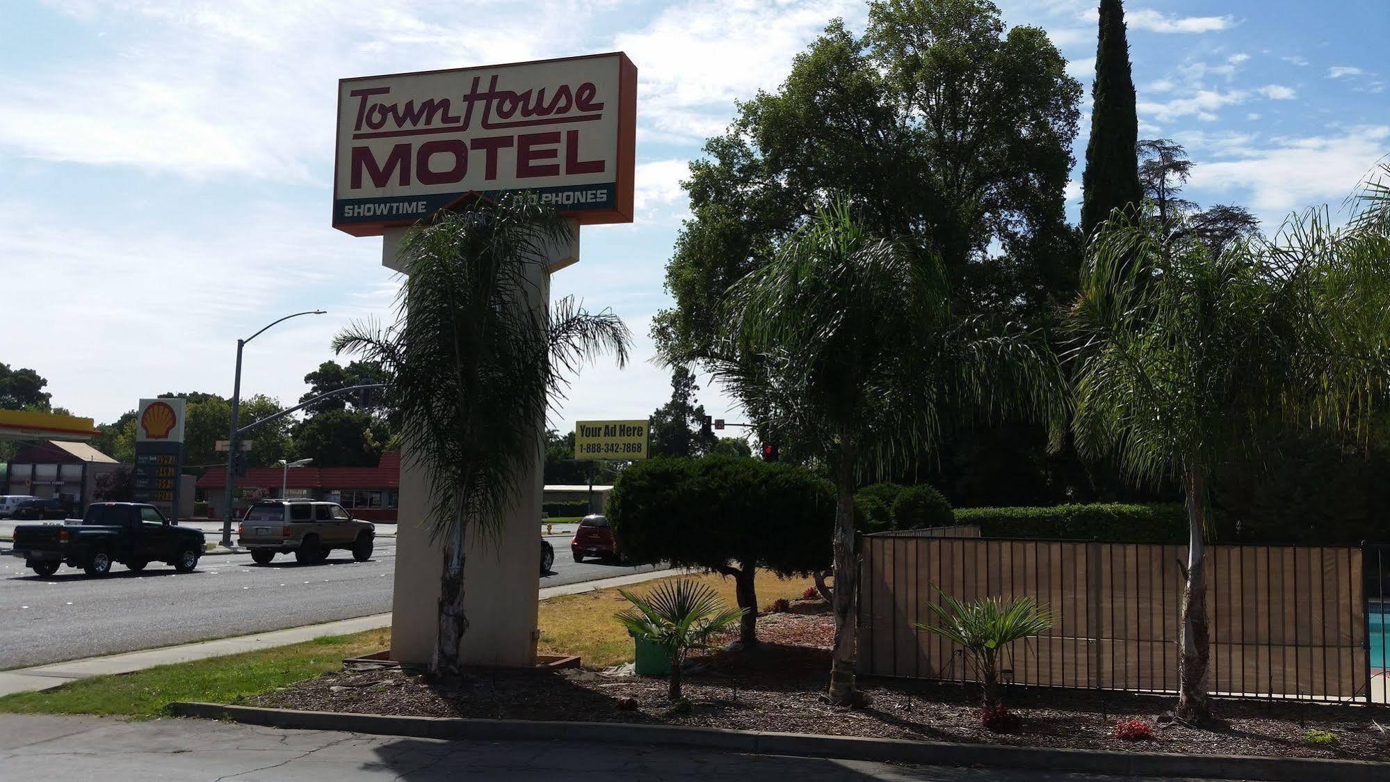 TOWN HOUSE MOTEL 3⋆ ::: CHICO, CA ::: COMPARE HOTEL RATES