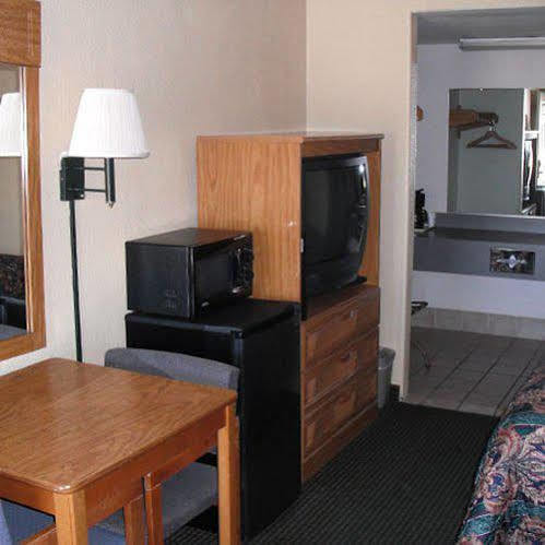 TOWN HOUSE MOTEL 3⋆ ::: CHICO, CA ::: COMPARE HOTEL RATES